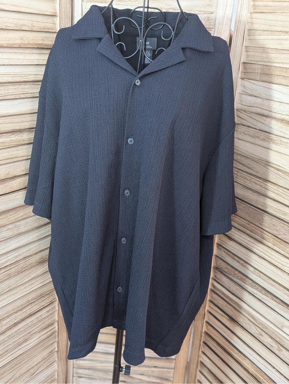 H&M Short Sleeve Button Up Large Black Vacation Resort